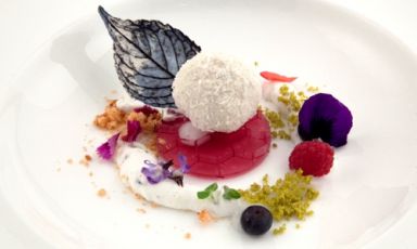 Purple rain, storia d’amore, ovvero cremoso amaro alla Birra Moretti Zero e vaniglia su gelatina di mirtilli, nettare alla mandorla, Chantilly alla lavanda e mentolo, fiori, cocco e pistacchio, un dolce complesso portato da Giovanni Lorusso, chef delle Lampare al Fortino a Trani, alla finale del Premio Birra Moretti Grand Cru 2013 (foto Francesca Moscheni)