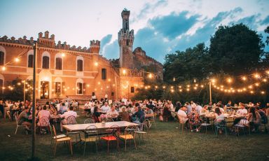 Una vista di Cascina Lago Scuro dal lato opposto alla corte, con una delle tante feste che animano questo buen ritiro durante l'anno (tutte le foto sono di Jaguares Studio)
