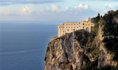 Una foto del Monastero Santa Rosa, hotel di lusso con ristorante una stella Michelin - lo chef è il tedesco Christoph Bob - a Conca dei Marini, in Costiera Amalfitana
