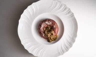 Il mitico Savarin di riso alla Cantarelli, simbolo della tradizione e fedele alla ricetta originale. Si tratta di un risotto al parmigiano, con fettine di lingua salmistrata (autoprodotta), un ragù di funghi porcini secchi e polpettine di manzo. Il riso è un Vialone Nano (Riserva S. Massimo), per un motivo storico (la ricetta è del 1972, mentre il Carnaroli ha inizato a diffondersi alla fine degli anni 70) e pratico (il Vialone cuoce in 12 minuti contro i 18 del Carnaroli: si riesce a gestire più velocemente, consentendo di preparare il Savarin anche per una persona sola). C'è dietro una grande selezione degli ingredienti, necessaria a rendere opulenta la ricetta, come deve essere. Lo realizzano in formati da una a trenta persone (foto Stefano Caffarri)
