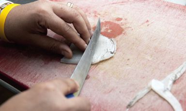 Prelibatezze marine (e non solo) in questa nostra rassegna di ristoranti siciliani. Qui, chef al lavoro a L'Oste e il Sacrestano di Licata

