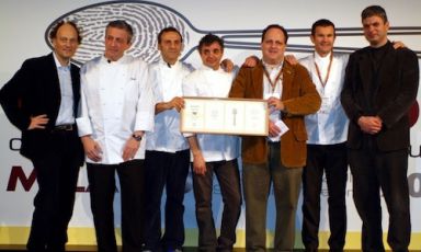 Nello scatto del gennaio 2006, anno della seconda edizione di Identità, da sinistra Moreno Cedroni, Davide Scabin, Massimo Bottura, Mauro Uliassi, Paolo Marchi, Carlo Cracco e Pietro Leemann. Massimiliano Alajmo manca perché ripartito alla volta di Rubano e delle Calandre