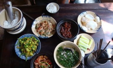 Una tipica combinazione di piatti da Cuc Gach Quàn a Ho Chi Minh City, Vietnam meridionale, +84.(0)8.38480144. Gli Ingredienti: verdure, carne, pesce, uova, tofu artigianale, riso e noodles di qualità estrema (foto Tell.vn)