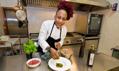 Victoire Gouloubi began to cook at home, when she was still in Congo, yet it was the studies and experience acquired in Italy that transformed her into a chef. She opened her own restaurant early in 2014: it’s called Victoire and is located in Milan, in Via Accademia 56, tel. +39.02.2615430