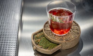 Escape: gin botanico norvegese, ratafia di ciliegie, vermouth dry al pino, bitter al lampone e fragranza all&rsquo;abete rosso nebulizzata, una creazione di Guglielmo Miriello,&nbsp;direttore del Mandarin Garden di Milano,&nbsp;presentata alla Bar Experience di Identit&agrave; Milano 2026. Foto di Brambilla/Serrani
