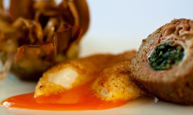 Il Polpettone di carne con uovo fritto e carciofo alla giudia di Valerio Centofanti, chef de L'Angolo di Abruzzo a Carsoli (L'Aquila). Nel piatto dal grande sapore natalizio e conviviale, c'è tutto il sapere della tradizione adriatica