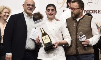 Chi prenderà il posto di Solaika Marrocco? La giovane pugliese ha vinto l'ultima edizione del Premio Birra Moretti Grand Cru, qui immortalata durante la premiazione con gli chef-giurati Giancarlo Morelli e Claudio Sadler. Da oggi sono in dieci a poter ambire al successo finale
