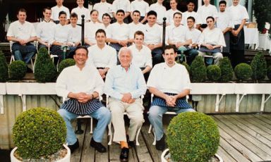 Michel Roux, al centro, con la sua brigata del The Waterside Inn, grande ristorante di cucina francese in Inghilterra. Roux è morto giovedì scorso, 12 marzo 2020
