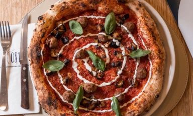 La pizza A Nonna (con pomodoro san marzano Dop &ldquo;Casa Marrazzo&rdquo;, parmigiano reggiano, polpette fritte, crema di burrata, melanzane, basilico e olio evo): una delle deliziose proposte della pizzeria 081 nella nuova sede di Brescia, terza dopo quelle di Melegnano (Milano) e Castel San Giovanni (Piacenza), sempre sotto la regia dei fratelli Saggese
