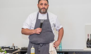Giovanni Pireddu durante il cooking show organizzato nell'ambito di Stelle in Marmilla, presso le cantine Su'Entu a Sanluri, provincia del Sud Sardegna
