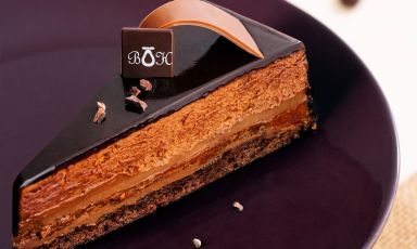 Torta al cioccolato della pasticceria Belle Hélène di Tarquinia. La sua titolare, Francesca Castignani, sarà anche al congresso Identità Milano 2021, tra i protagonisti della sezione Pasticceria italiana contemporanea in collaborazione con Petra® Molino Quaglia e Valrhona. Appuntamento per la sua lezione domenica 26 settembre alle 15,30 in sala Blu 2
