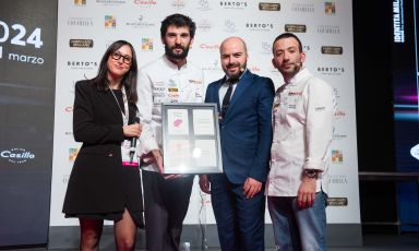 Il ragazzi di Retroscena (Porto Sant'Elpidio) con la moderatrice della lezione Marialuisa Iannuzzi: Richard Abou Zaki, Luca Luciani e Pierpaolo Ferracuti (foto Brambilla/Serrani)
