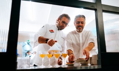 Carlo Cracco (vicentino, 60 anni) e Matteo Baronetto (piemontese, 48) al pass dell'enoteca Dispensa di Torino, venerdì 24 ottobre scorso. I due hanno lavorato assieme dal 1994 al 2013, prima da Gualtiero Marchesi all'Albereta in Franciacorta, poi a Le Clivie a Piobesi d'Alba in Piemonte e poi ancora da Cracco/Peck e Cracco a Milano 
