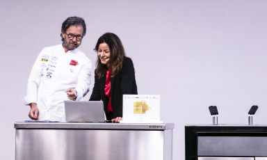 Carlo Cracco (ristorante Cracco, Milano) e Paola Pisano (direttrice del Laboratorio di Intelligenza Artificiale e Big Data dell’Università di Torino) sul palco di Identità Milano 2025
