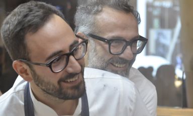 Davide Di Fabio e Massimo Bottura, immortalati da uno scatto di Brambilla - Serrrani, nella cucina di Identità Expo. Il menu dell'Osteria Francescana si potrà assaggiare a pranzo e a cena ancora domani, domenica 3 maggio: per prenotarsi (il costo è di 75 euro, vini compresi) bisogna scrivere una mail al seguente indirizzo: expo@magentabureau.it