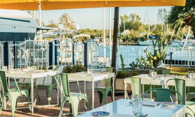 L'ampio cortile esterno con vista fiume del ristorante 4112 a Isola Sacra, Fiumicimo (Roma). Al comando c'è Daniele Usai, chef anche de Il Tino, al piano superiore
