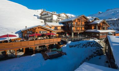 L'hotel Principe delle Nevi - che si trova in Strada Giomein, Breuil-Cervinia, telefono +39.0166.940992 - è esattamente di fianco a una delle piste che portano proprio in paese. Una scelta perfetta per chi ama sciare fino all'ultimo minuto
