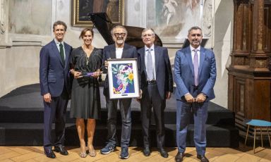 Lara Gilmore e Massimo Bottura, premiati ieri per Food for Soul con l'Avolta Legend Award nella Chiesa di Santa Maria delle Grazie, a Milano. Con loro, i vertici di Avolta:&nbsp;Alessandro Benetton, Juan Carlos Torres e Xavier Rossinyol
