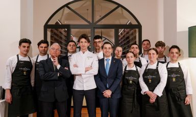 Parte della brigata di sala e di cucina del Principe di Belludia, ristorante fine dining de Il San Corrado di Noto: al centro, in giubba bianca, l'executive chef Martin Lazarov, alla sua destra il responsabile di sala Gianluca Calandra, alla sua sinistra il sommelier Benito Scatà e la pastry chef Melania Arcidiacono
