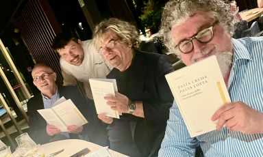 Le firme del libro. A sinistra, l'autore Davide Cassi, con i prefattori Alberto Gipponi, Fulvio Pierangelini e Andrea Grignaffini. La presentazione di "Pasta cruda, Pasta Cotta" (64 pagine, Maretti editore, online a 19 euro) si è tenuta al ristorante Alto dell'hotel Executive di Fiorano Modenese
