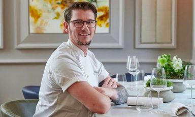 Adam Handling, scozzese, classe 1988, titolare di 6 insegne a Londra: Frog, The Frog Hoxton, Iron Stag Hoxton, Eve Bar, Bean & Wheat e Adam Handling Chelsea, l'ultimo nato nell'hotel Cadogan
