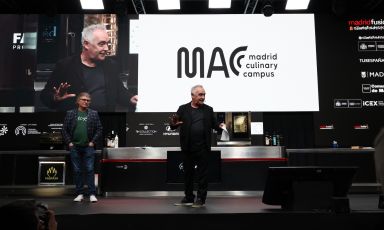 Andoni Luis Aduriz e Ferran Adria insieme sul palco di Madrid Fusión per annunciare la nascita del Madrid Culinary Campus 
