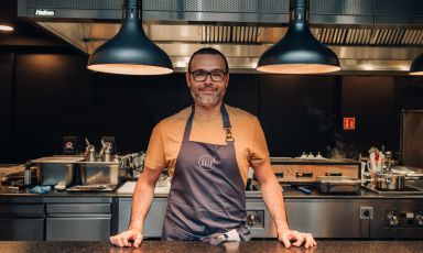 Andrea Camastra, classe 1980, pugliese di Monopoli, dal 2022 al timone di Nuta a Varsavia (Polonia). Il ristorante ha già ottenuto una stella Michelin


