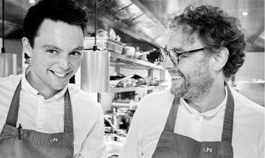 Arnaud Donckele (a destra) con il sous chef Augustin de Margerie. Il ristorante La Vague d'Or, 3 stelle Michelin e 19/20 Gault Millau, è contenuto nell'hotel Cheval Blanc di Saint-Tropez (foto instagram.com/arnauddonckele)
