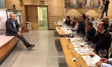 Vincenzo Donatiello, maitre e sommelier del ristorante Piazza Duomo, guida la degustazione di vini lucani in occasione della Fiera del tartufo Bianco d’Alba
