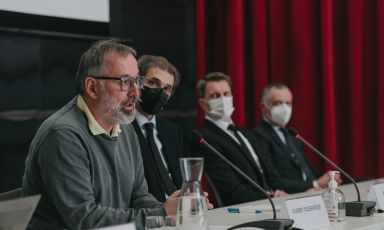 In primo piano, Norbert Niederkofler al Noi Techpark di Bolzano, sede di presentazione del nuovo corso di laurea trilingue, studiato in collabrazione con la Libera Università di Bolzano
