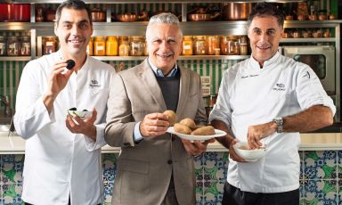 Nicola Pignatelli, Mario Iaccarino ed Ernesto Iaccarino nella scuola di cucina del Don Alfonso, con alcuni prodotti d'eccellenza del Matese. I tre sono impegnati in prima fila nella promozione di quel territorio attraverso i suoi tesori gastronomici
