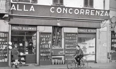 L’insegna originaria da cui l’omonima Osteria Alla Concorrenza di oggi prende il nome (via Melzo 12, +390291672012)
