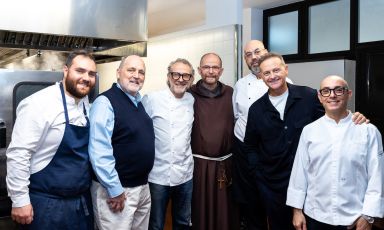 Protagonisti e organizzatori della 15&ordf; edizione di "Grandi Cuochi all'Opera", tenutasi domenica 18 ottobre all'Opera San Francesco di Milano. Da sinistra a destra: Lorenzo Sirabella, Paolo Marchi, Massimo Bottura, Fra Marcello Longhi,&nbsp;Francesco Bonacci, Francesco Cerea e Riccardo Monco&nbsp;(le foto sono di Giulia Manelli)
