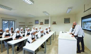 Niko Romito with the students from his Accademia in Casadonna. In 2022 the classrooms will move to the much larger Campus Niko Romito, the lab specialised in "research and high education", on Strada Statale 17 in Castel di Sangro (L'Aquila)
