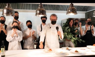 Massimo Bottura with his team at the end of the masterclass at Identità on the road 2020. To watch all the lessons on our digital platform, click here (for info: iscrizioni@identitagolose.it or call +390248011841, ext. 2215)
