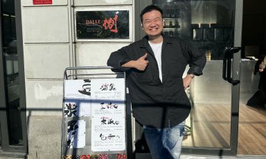 Lampo Wu fuori dalla sua nuova insegna Dalle Otto, viale Pasubio 6, Milano
