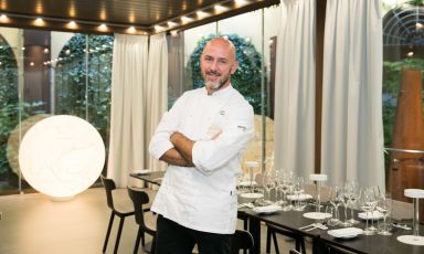 Daniele Usai, chef del&nbsp;Tino&nbsp;e del bistrot&nbsp;Quarantunododici&nbsp;a Fiumicino (Roma). Firma&nbsp;le cene di&nbsp;Identit&agrave; Golose Milano&nbsp;fino a sabato&nbsp;10 ottobre (prenota qui). Usai sar&agrave; anche relatore al congresso di Identit&agrave;&nbsp;Golose, sabato 24 ottobre, ore 14.40, Sala Blu 2 (iscrizioni qui). Foto Onstage studio
