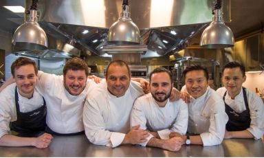 Lo staff di DaVittorio Shanghai, al centro si riconoscono Bobo Cerea e l'executive chef Stefano Bacchelli

