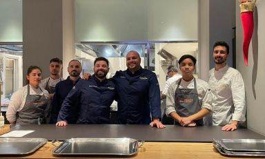 Raffaele Bonetta (Raf Bonetta Pizzeria, Pozzuoli-Napoli) e Roberto “Bob” Davanzo (Bob Alchimia a Spicchi, Montepaone-Catanzaro), con il team di Identità Golose Milano, giovedì 28 novembre scorso
