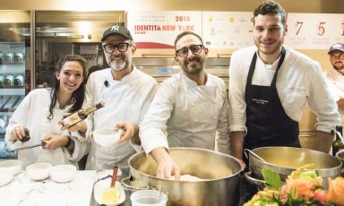 The team from Osteria Francescana opened the Dine Around dinner, the final act after three days of Identità New York. On Friday 5th and Saturday 6th October, it was time for the first edition of Identità Los Angeles (in the photo by Brambilla/Serrani, left to right Alexa and Massimo Bottura, Davide Di Fabio and Francesco Vincenzi)
