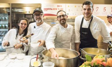 Il team dell’Osteria Francescana ha aperto la cena Dine Around, atto conclusivo della 3 giorni di Identità New York. Venerdì 5 e sabato 6 ottobre, prima edizione di Identità Los Angeles (nella foto di Brambilla/Serrani, da sinistra a destra Alexa e Massimo Bottura, Davide Di Fabio e Francesco Vincenzi)
