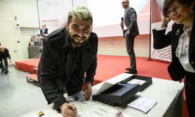 Gennaro Battiloro, miglior chef pizzaiolo per la Guida di Identità Golose 2019, online da lunedì scorso. Il titolare napoletano di Battil'Oro a Seravezza (Lucca) è il primo dell'albo d'oro. Nella foto di Brambilla/Serrani è con Daria Abbondi di Magenta Bureau
