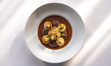 Il piatto di Funghi nobili Edelpilzzucht Kroll (in raviolo, marinati e in brodo) di Andreas Krolik, chef del ristorante Lafleur di Francoforte, 2 stelle Michelin (le foto sono di RedondoBueno)
