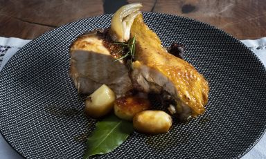 Il Pollo alla cacciatora de Lo Stuzzichino, storica trattoria a Sant’Agata sui Due Golfi (Napoli)
