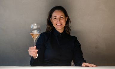 Elisa Forlanelli, responsabile di sala del ristorante Feel di Como, trasferito in questi mesi estivi nella cinquecentesca Villa del Grumello (ne abbiamo parlato qui)
