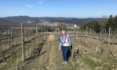 Emila Nardi nelle vigne a Montalcino
