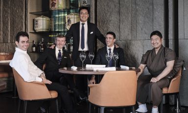 La squadra di Iyo Aalto, apertura al pubblico 5 novembre in piazza Alvar Aalto, nel cuore di Porta Nuova, Milano. Da sinistra a destra: Domenico Zizzi (chef del ristorante gastronomico), Savio Bina (maître e sommelier), Claudio Liu (patron), Matteo Coltelli (secondo maître), Masashi Suzuki (chef sushi banco). Prenotazioni al telefono (+390225062888) o via email booking-aalto@iyo.it
