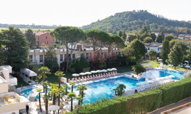 Una vista aerea dell'Ermitage, con la sua piscina esterna
