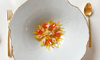 Fideúa fredda di zafferano e cannolicchi fritti, piatto del menu degustazione del ristorante Quique Dacosta di Denia, in Spagna, 3 stelle Michelin da un decennio
