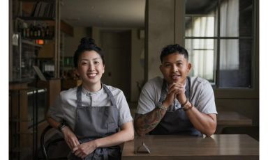 Genie Kwon e Timothy Flores, coppia nella vita e nel lavoro da Kasama, Chicago, una stella Michelin dal 2022 (foto Daniel Kwon)
